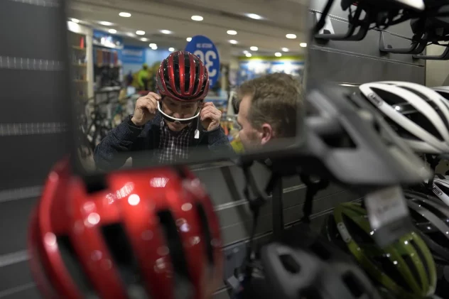 Cascos y gafas para ciclistas